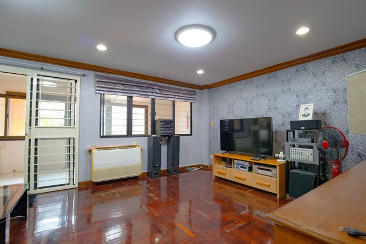 For RentTownhomePattanakan, Srinakarin : HR3284 Warathorn Ville Phatthanakan 44, 4-story house for rent, lots of space, convenient parking, near the expressway and Triam Udom Phatthanakan.