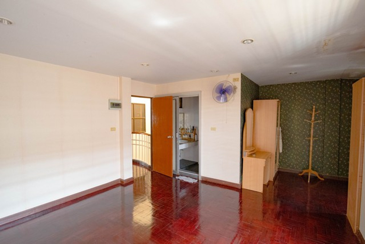 For RentTownhomePattanakan, Srinakarin : HR3284 Warathorn Ville Phatthanakan 44, 4-story house for rent, lots of space, convenient parking, near the expressway and Triam Udom Phatthanakan.