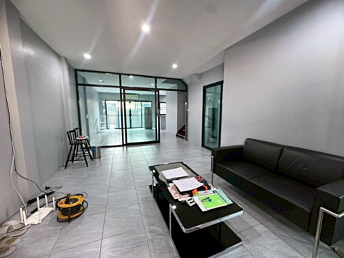 For RentTownhomeSamut Prakan,Samrong : Townhouse for rent, Soi Sukhumvit 72, prime location! Near BTS Bearing, only 450 meters! (N.2022)