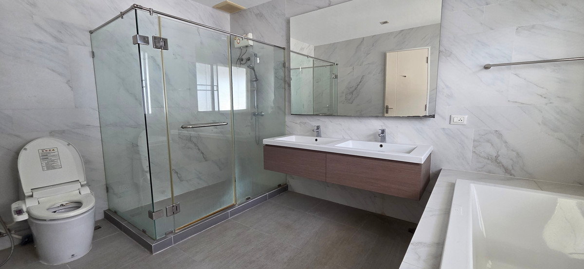 ขายบ้านบางนา แบริ่ง ลาซาล : บ้านเดี่ยวหลังมุม พื้นที่ใหญ่ ใกล้ Mega Bangna เพียง 1 กม. เหมาะกับครอบครัวที่ต้องการบ้านกว้าง ทำเลดี ใกล้โรงเรียนนานาชาติและทางด่วน เดินทางสะดวก