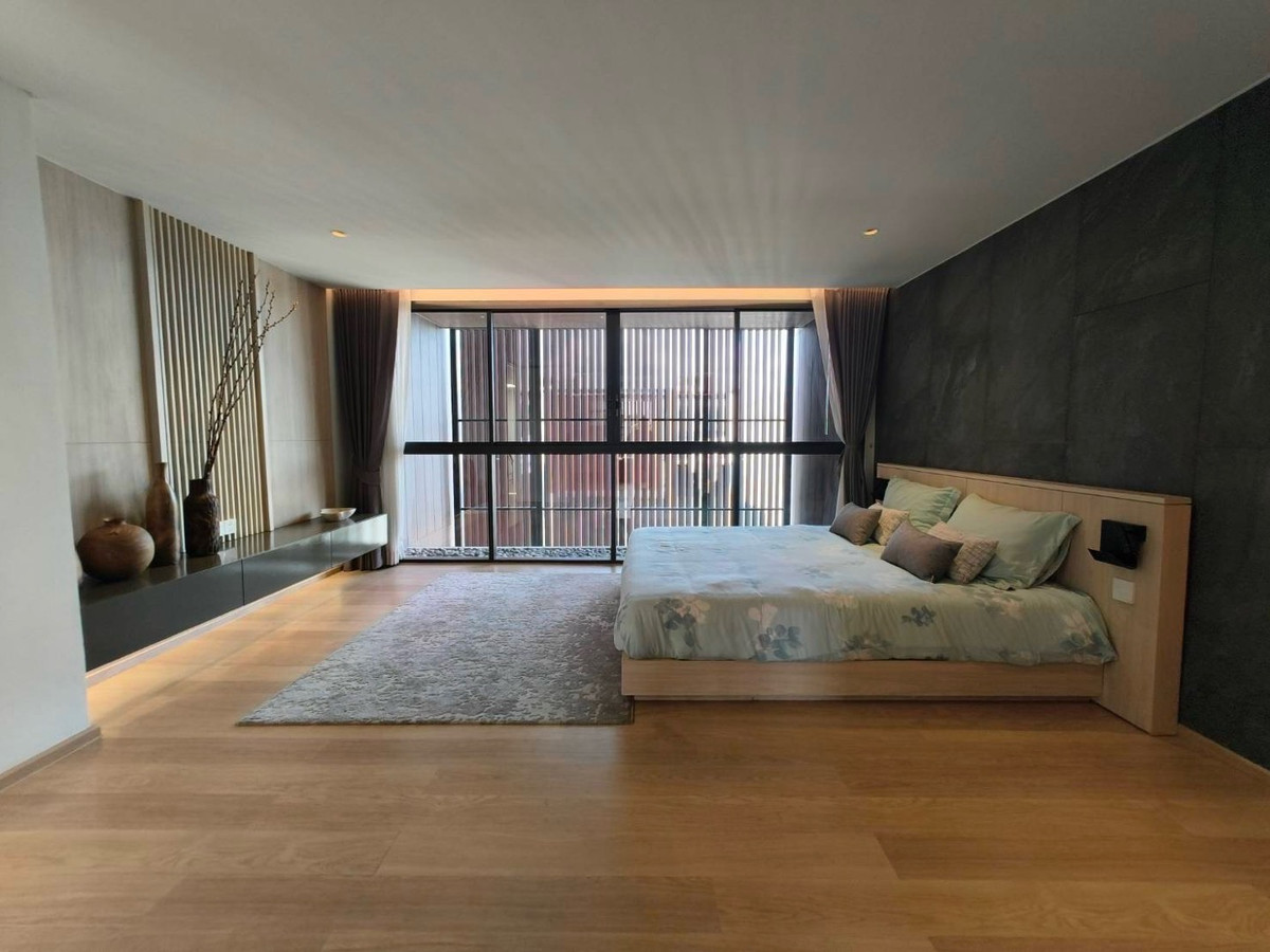 Home OfficeRamkhamhaeng, Hua Mak : For rent/sale, luxury home office, Town in Town, superior design, highest quality, work, live broadcast, edit clips, meeting the office needs of the new generation. With accommodation Parking for up to 6 cars.