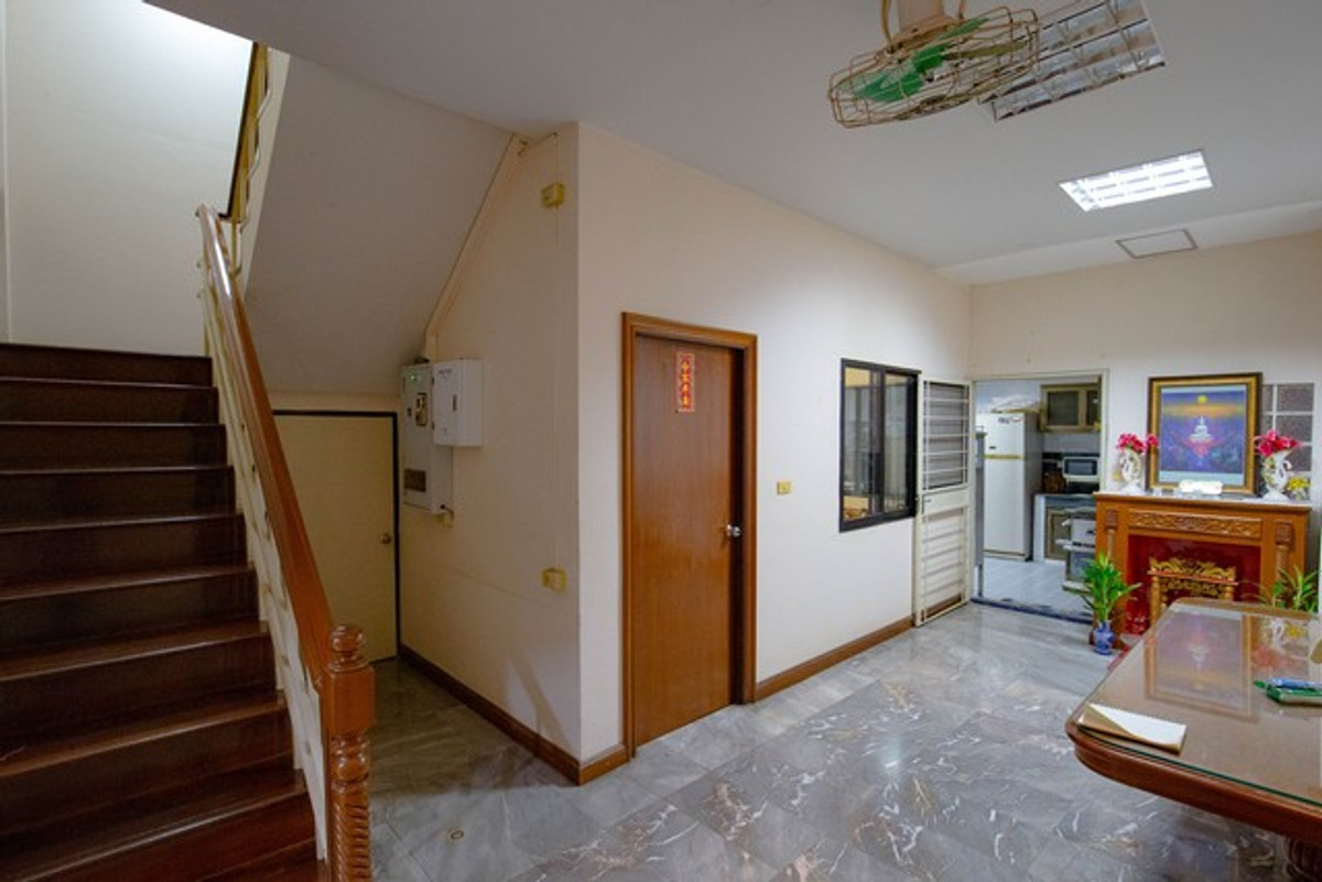 For RentTownhomePattanakan, Srinakarin : HR3284 Warathorn Ville Phatthanakan 44, 4-story house for rent, lots of space, convenient parking, near the expressway and Triam Udom Phatthanakan.