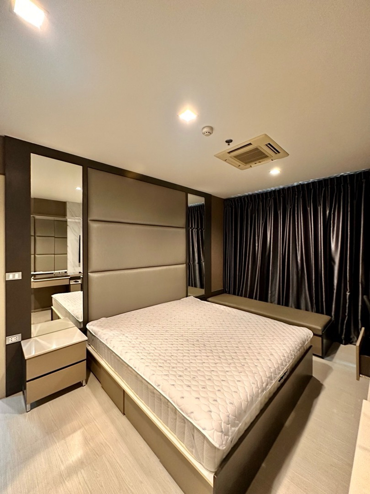 For SaleCondoSukhumvit, Asoke, Thonglor : Built-in, fully decorated, ready to move in. Not hot in the afternoon sun, beautiful view, 149,000 per sq m.