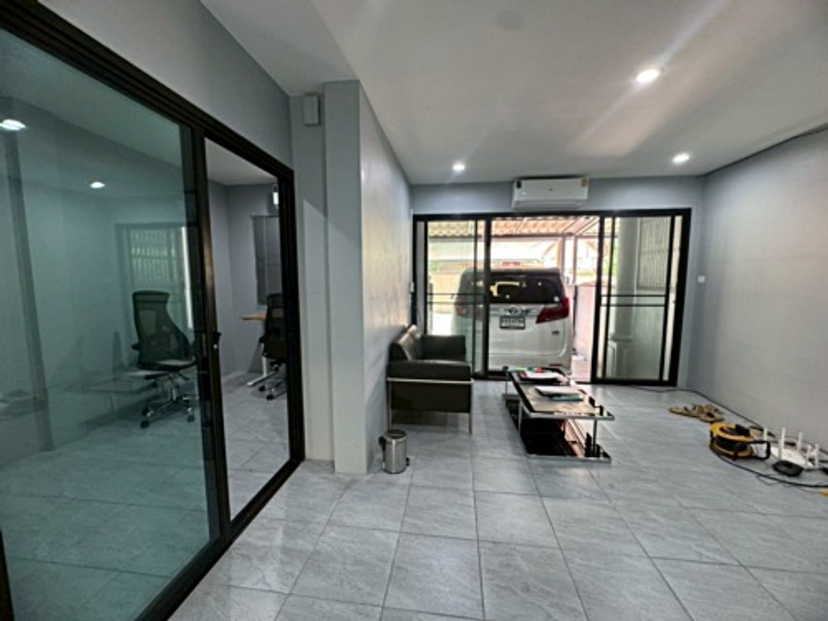For RentTownhomeSamut Prakan,Samrong : Townhouse for rent, Soi Sukhumvit 72, prime location! Near BTS Bearing, only 450 meters! (N.2022)