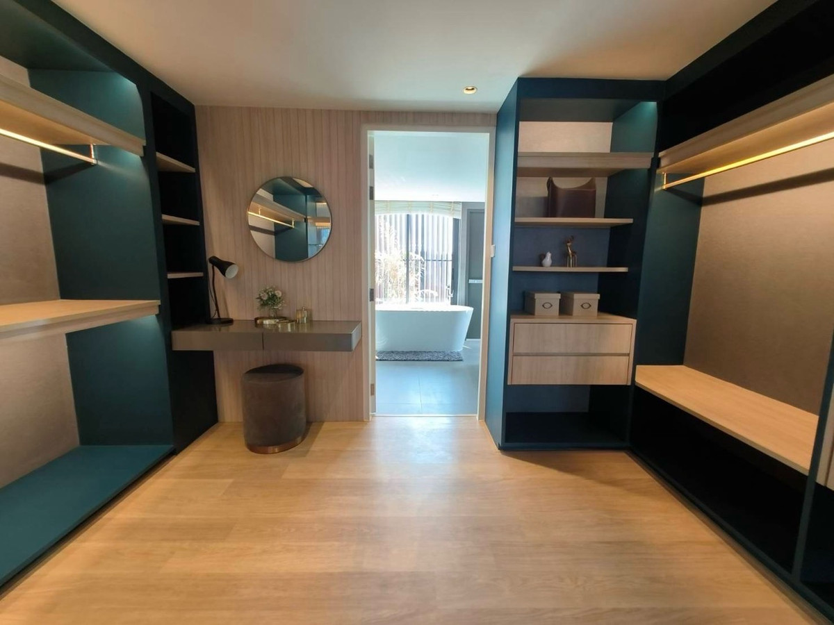 Home OfficeRamkhamhaeng, Hua Mak : For rent/sale, luxury home office, Town in Town, superior design, highest quality, work, live broadcast, edit clips, meeting the office needs of the new generation. With accommodation Parking for up to 6 cars.