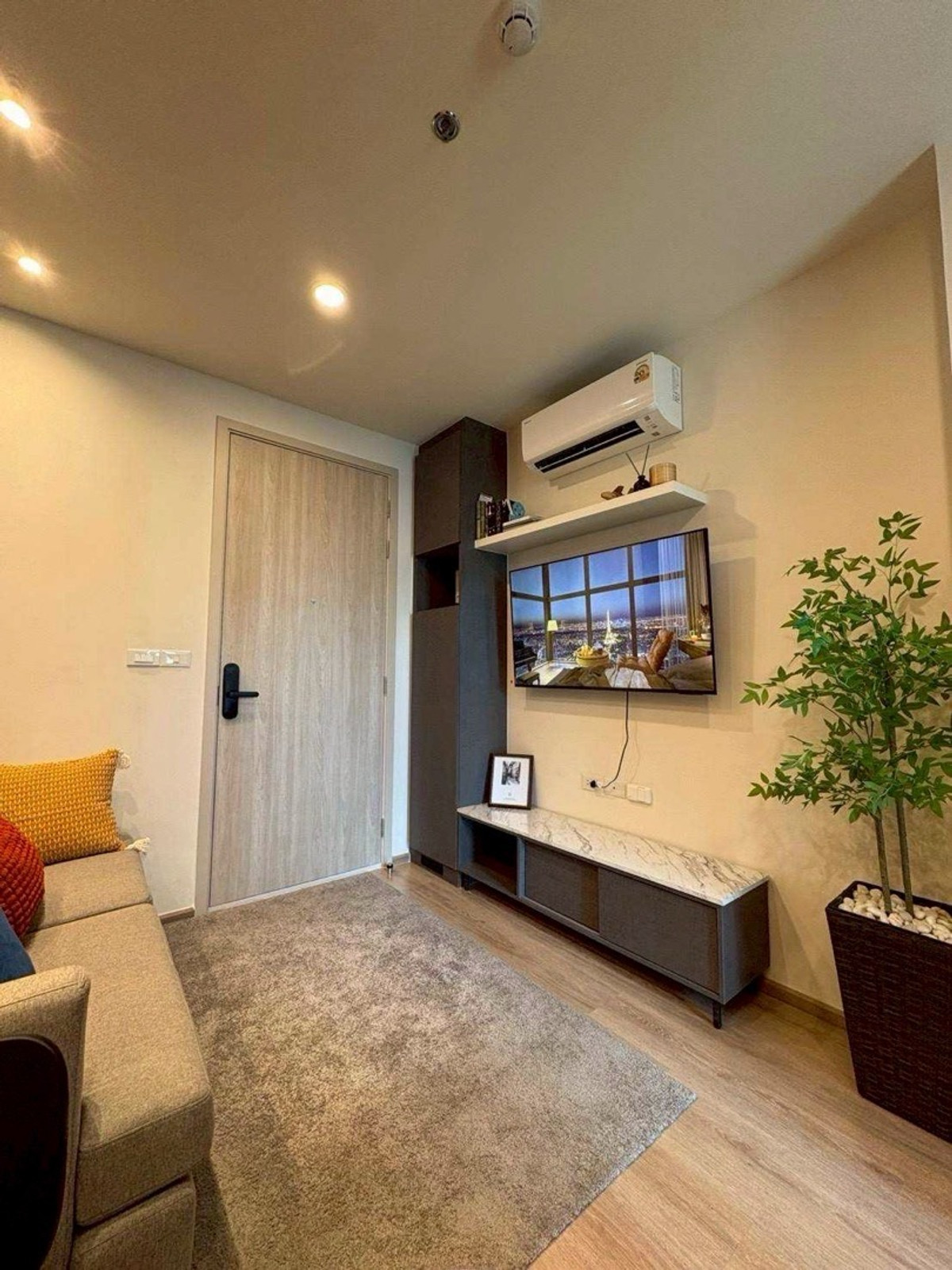 ให้เช่าคอนโดพระราม 9 เพชรบุรีตัดใหม่ RCA : 💙@condocurator 💙 ให้เช่า Nue District R9 ห้องสวย เฟอร์นิเจอร์ครบ [PM1024]