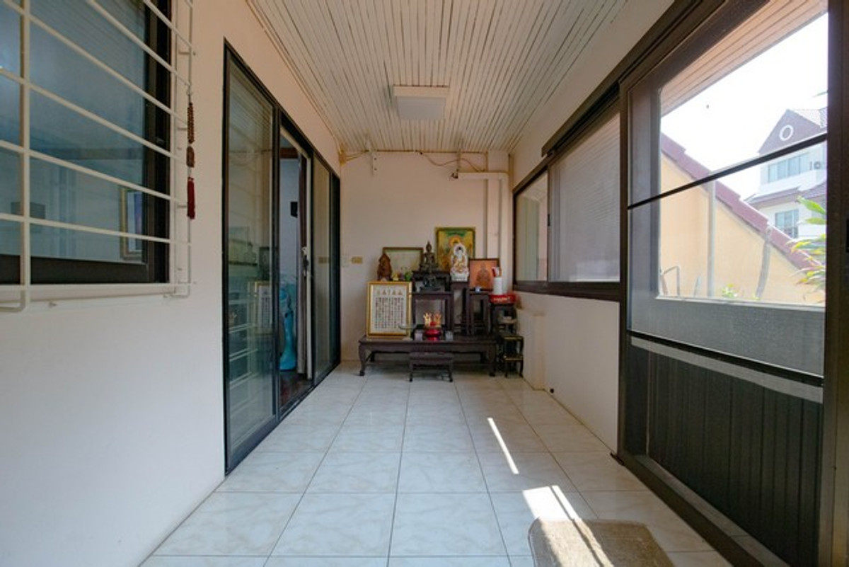 For RentTownhomePattanakan, Srinakarin : HR3284 Warathorn Ville Phatthanakan 44, 4-story house for rent, lots of space, convenient parking, near the expressway and Triam Udom Phatthanakan.