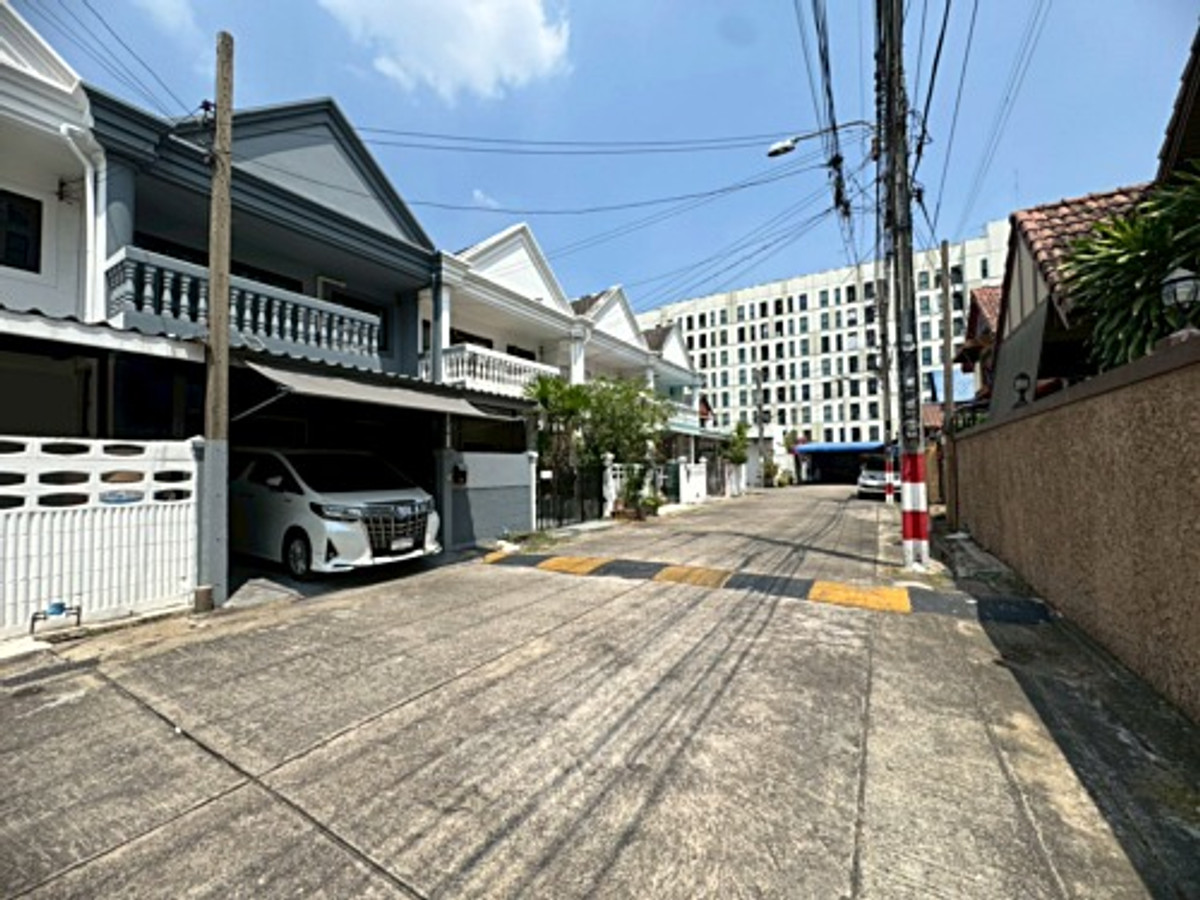 For RentTownhomeSamut Prakan,Samrong : Townhouse for rent, Soi Sukhumvit 72, prime location! Near BTS Bearing, only 450 meters! (N.2022)