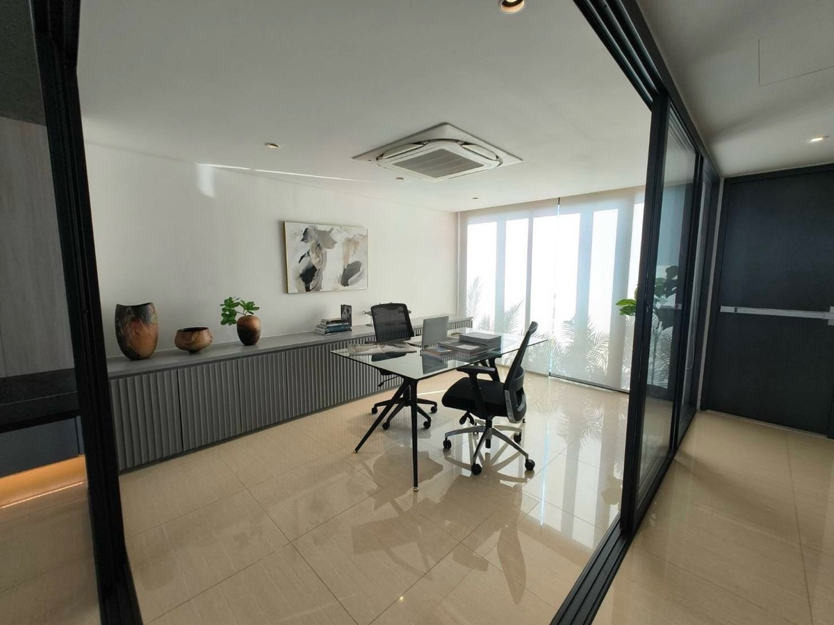 Home OfficeRamkhamhaeng, Hua Mak : For rent/sale, luxury home office, Town in Town, superior design, highest quality, work, live broadcast, edit clips, meeting the office needs of the new generation. With accommodation Parking for up to 6 cars.