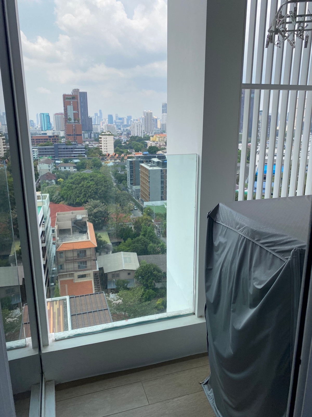 For RentCondoSukhumvit, Asoke, Thonglor : 🏙 For Rent – ​​Siamese Exclusive 42, a luxury condo in the heart of Sukhumvit, near BTS Ekkamai, very convenient to travel.