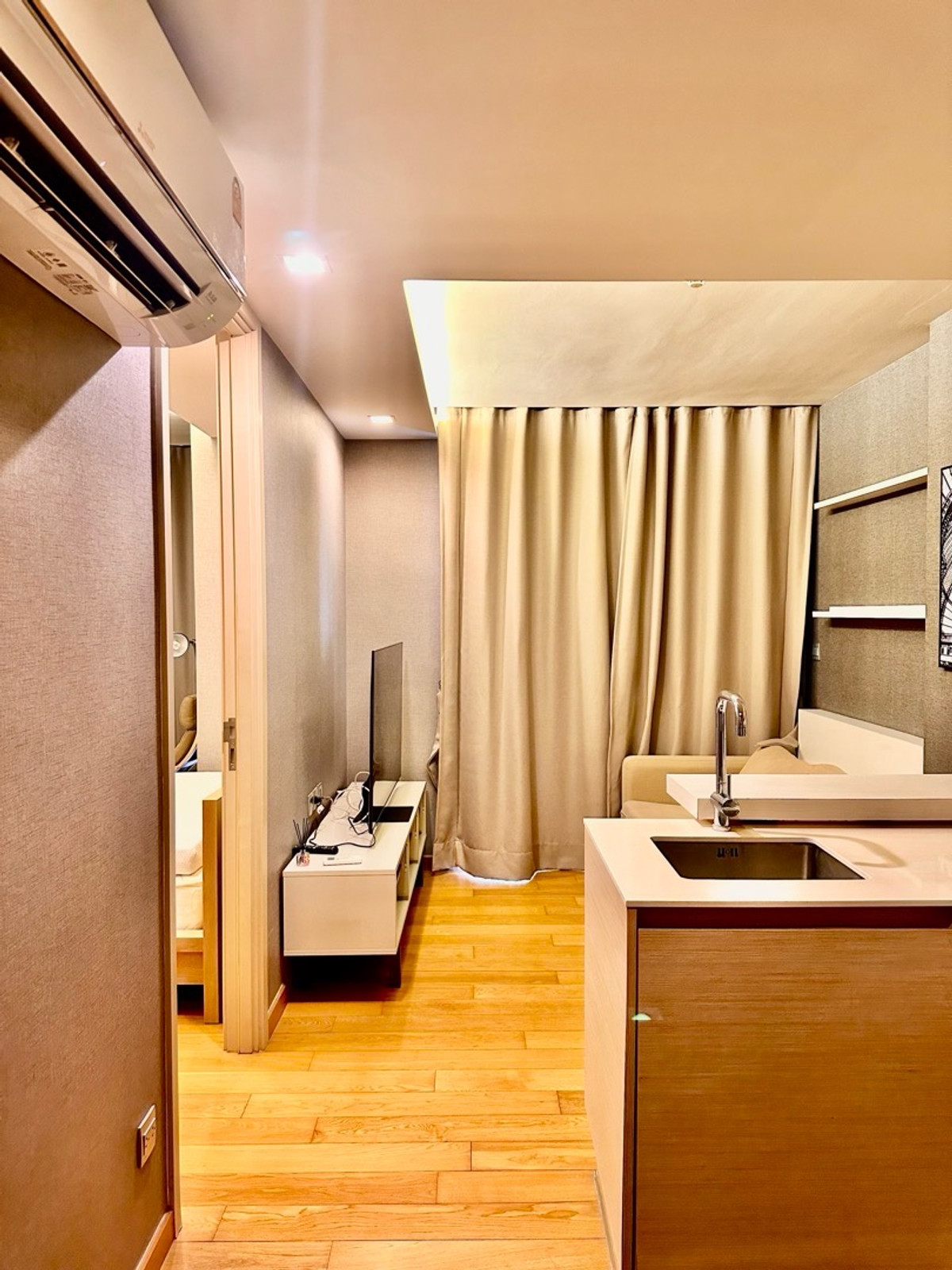 For SaleCondoSukhumvit, Asoke, Thonglor : Fully furnished, ready to move in, quiet, balcony actually usable, 2 ways to enter and exit.