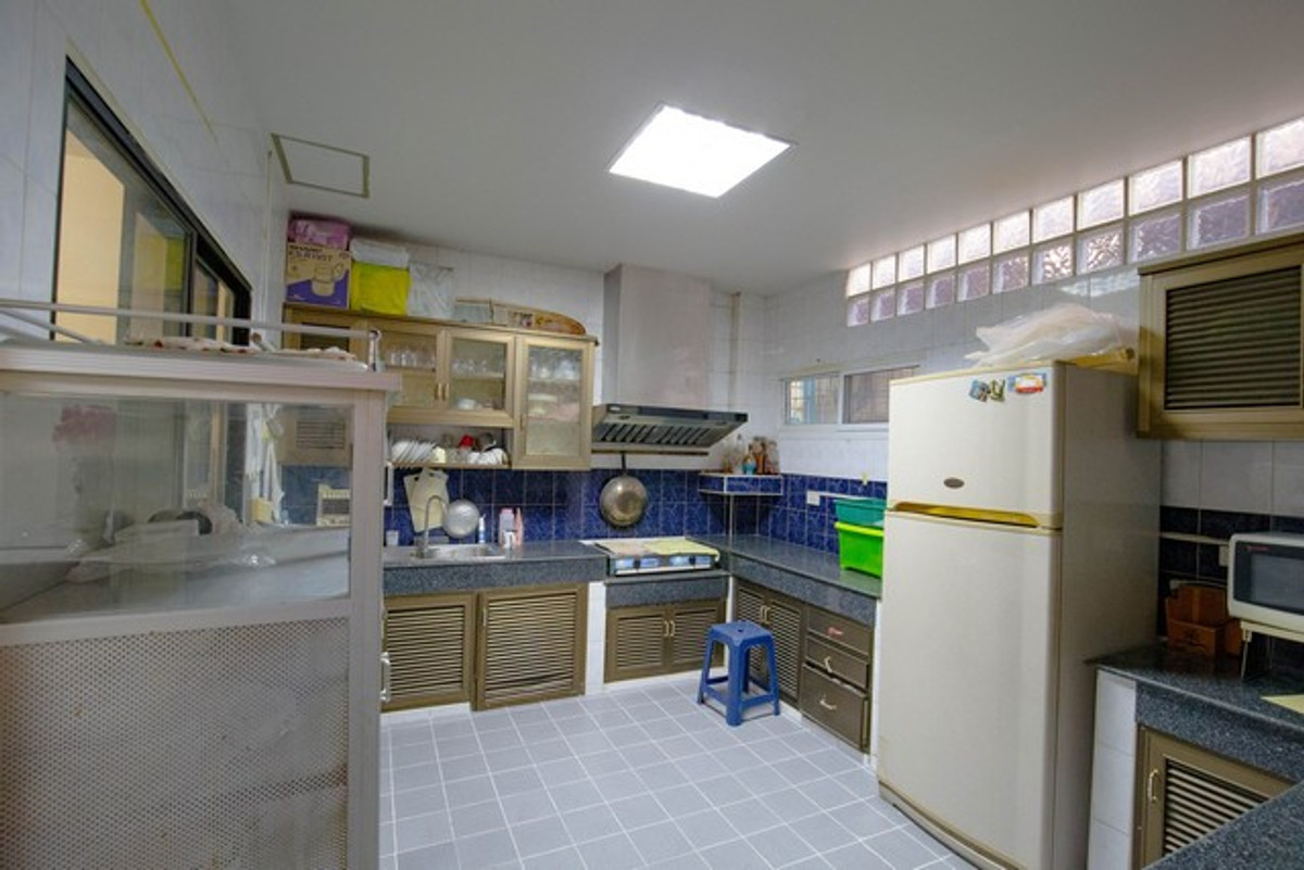 For RentTownhomePattanakan, Srinakarin : HR3284 Warathorn Ville Phatthanakan 44, 4-story house for rent, lots of space, convenient parking, near the expressway and Triam Udom Phatthanakan.