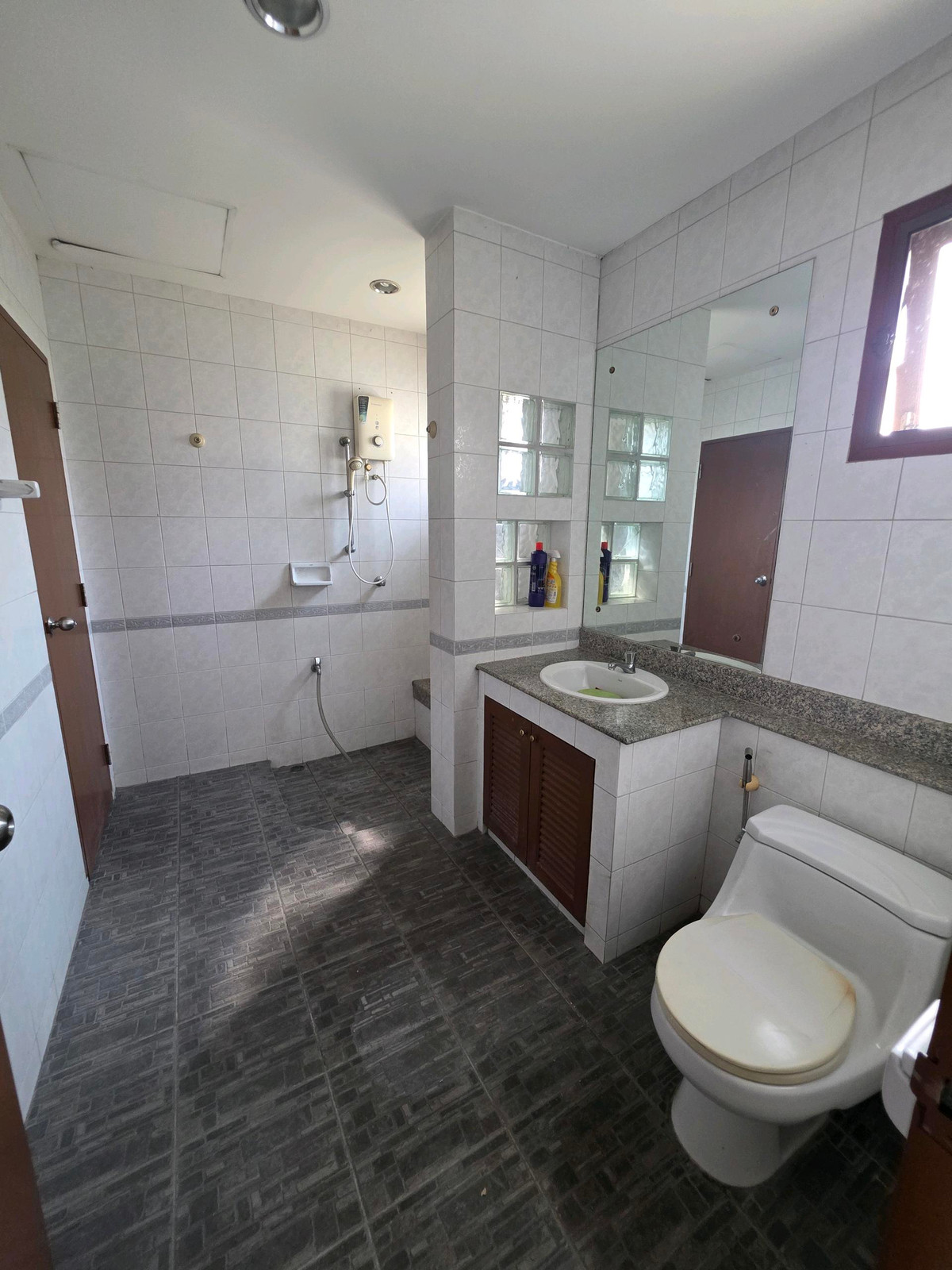 For SaleHouseMin Buri, Romklao : Urgent sale! Single house in Chaiyaphruek 1 Village, Khum Klao Road. Extra large plot