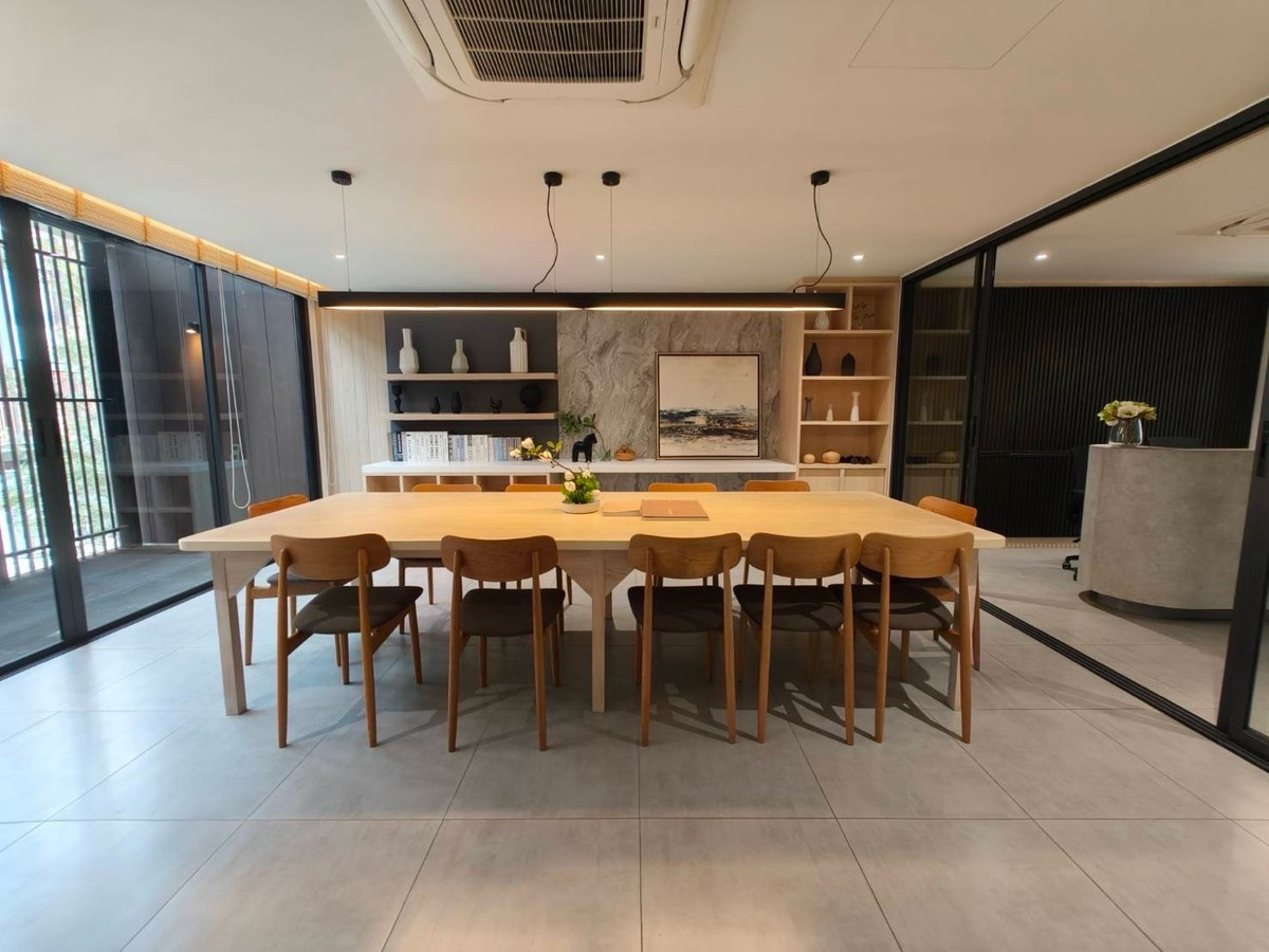 Home OfficeRamkhamhaeng, Hua Mak : For rent/sale, luxury home office, Town in Town, superior design, highest quality, work, live broadcast, edit clips, meeting the office needs of the new generation. With accommodation Parking for up to 6 cars.