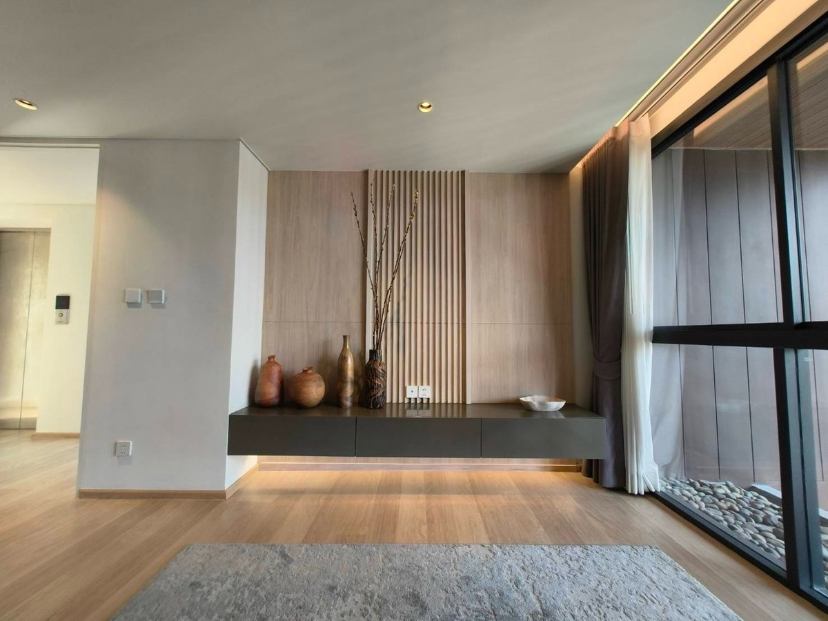 Home OfficeRamkhamhaeng, Hua Mak : For rent/sale, luxury home office, Town in Town, superior design, highest quality, work, live broadcast, edit clips, meeting the office needs of the new generation. With accommodation Parking for up to 6 cars.