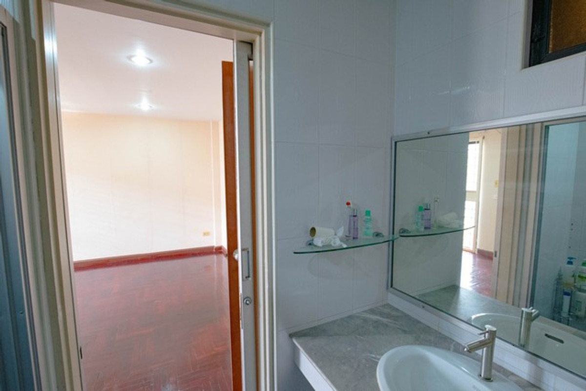 For RentTownhomePattanakan, Srinakarin : HR3284 Warathorn Ville Phatthanakan 44, 4-story house for rent, lots of space, convenient parking, near the expressway and Triam Udom Phatthanakan.