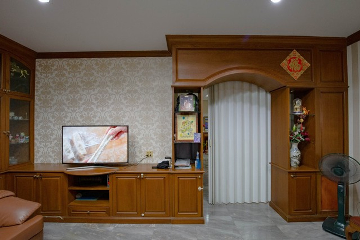 For RentTownhomePattanakan, Srinakarin : HR3284 Warathorn Ville Phatthanakan 44, 4-story house for rent, lots of space, convenient parking, near the expressway and Triam Udom Phatthanakan.