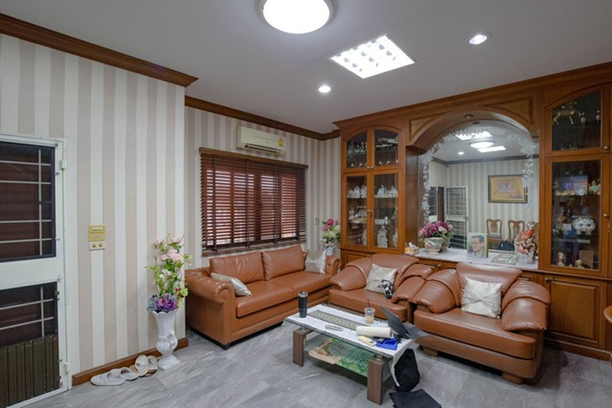 For RentTownhomePattanakan, Srinakarin : HR3284 Warathorn Ville Phatthanakan 44, 4-story house for rent, lots of space, convenient parking, near the expressway and Triam Udom Phatthanakan.