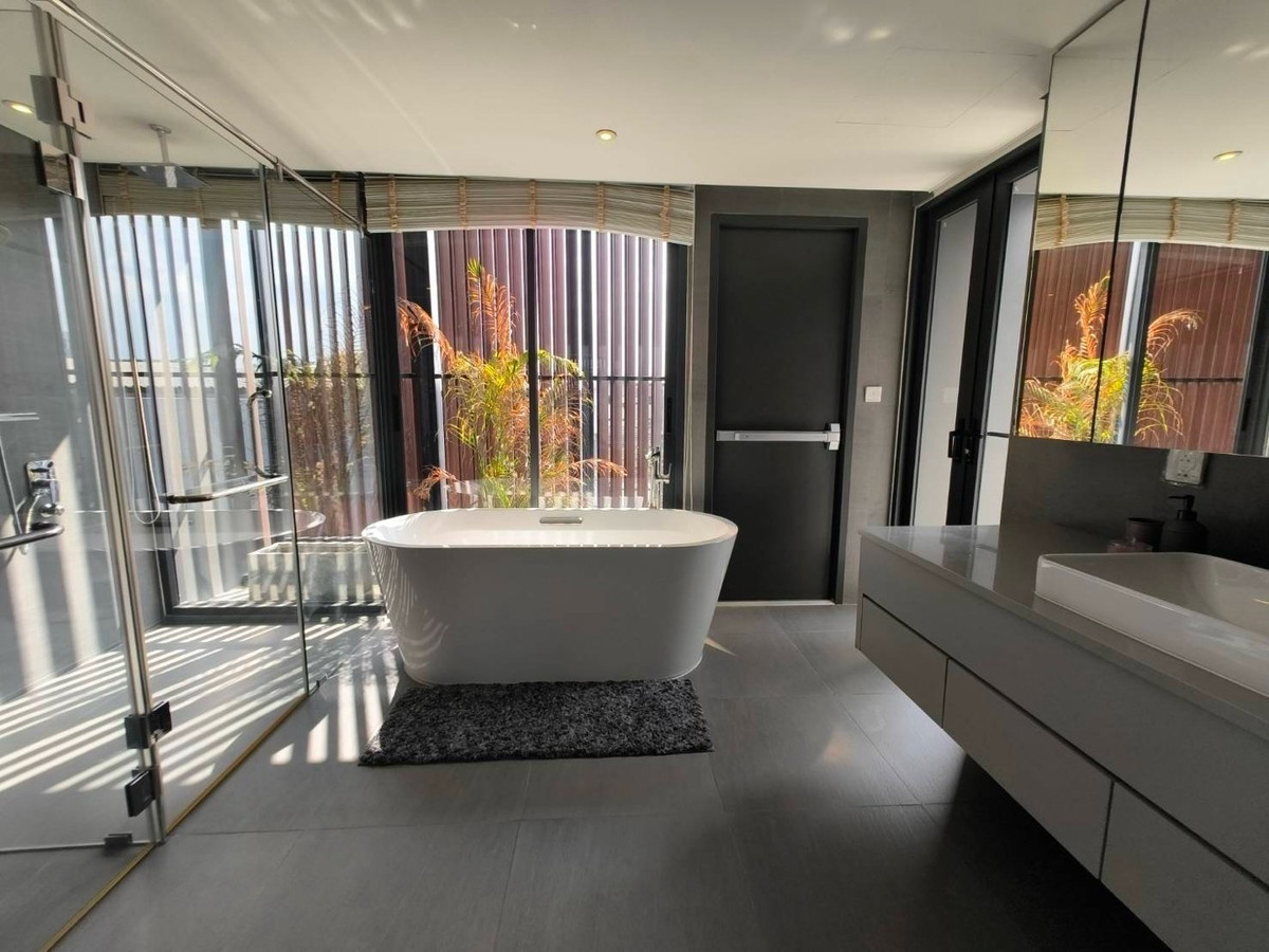 Home OfficeRamkhamhaeng, Hua Mak : For rent/sale, luxury home office, Town in Town, superior design, highest quality, work, live broadcast, edit clips, meeting the office needs of the new generation. With accommodation Parking for up to 6 cars.