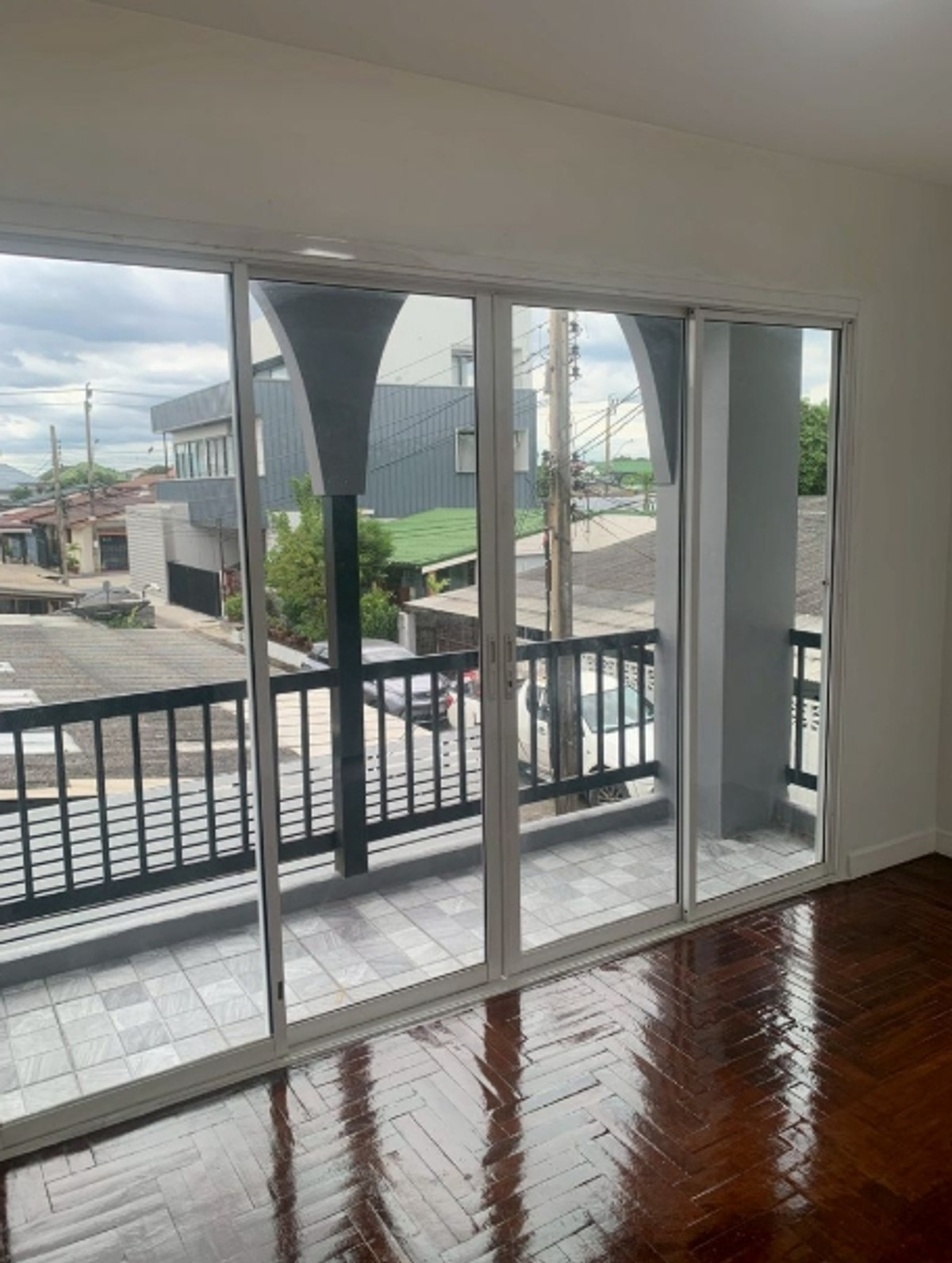 ขายบ้านลาดพร้าว101 แฮปปี้แลนด์ : ขายบ้านเดี่ยว 2 ชั้น เนื้อที่ 53 ตรว. หมู่บ้านโชคชัย คลองจั่น  ถนนนวมินทร์ 81 แยก 3-27 แขวงนวมินทร์ เขตบึงกุ่ม ใกล้ถนนสายหลักหลายสาย เดอะมอลล์ บางกะปิ ตลาดสดอินทารักษ์ มหาวิทยาลัยรามคำแหง ใกล้ นิด้า