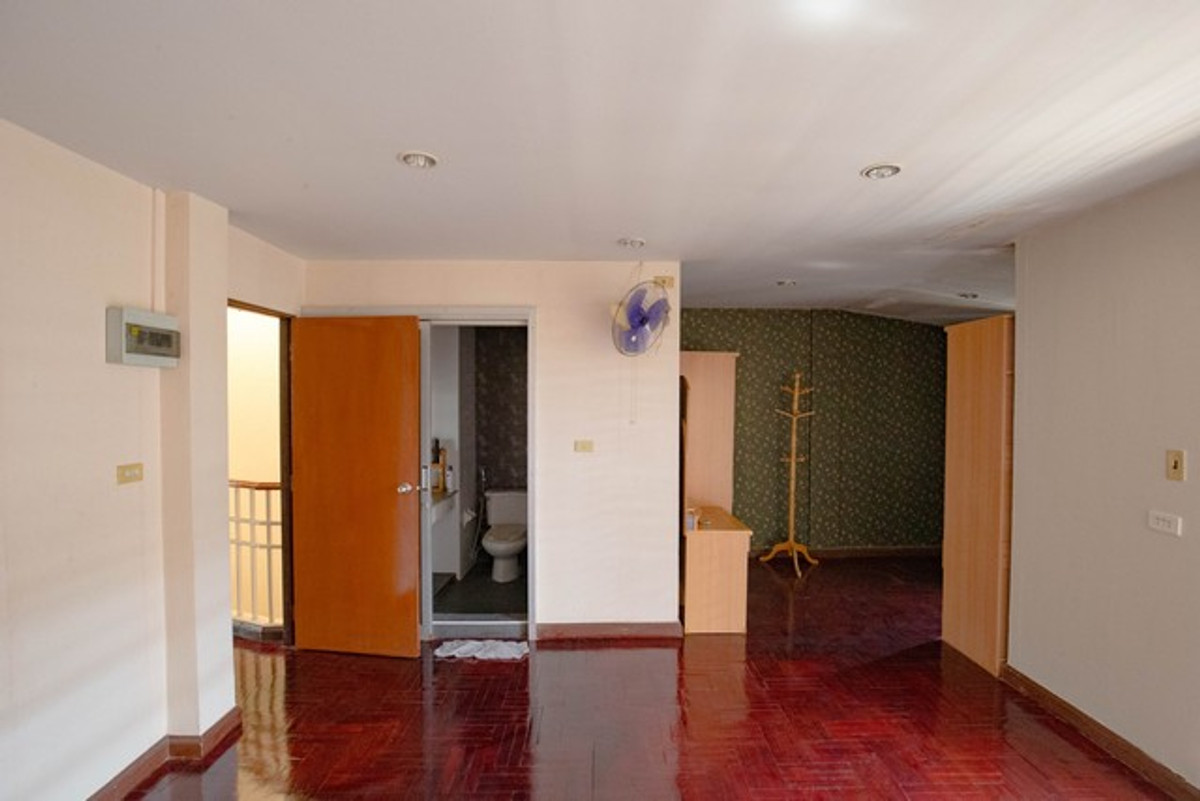 For RentTownhomePattanakan, Srinakarin : HR3284 Warathorn Ville Phatthanakan 44, 4-story house for rent, lots of space, convenient parking, near the expressway and Triam Udom Phatthanakan.