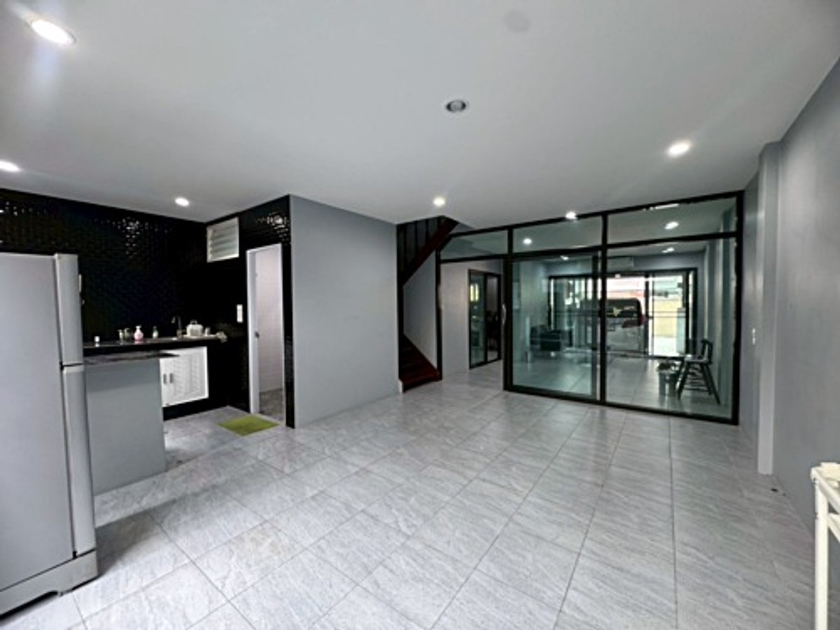 For RentTownhomeSamut Prakan,Samrong : Townhouse for rent, Soi Sukhumvit 72, prime location! Near BTS Bearing, only 450 meters! (N.2022)