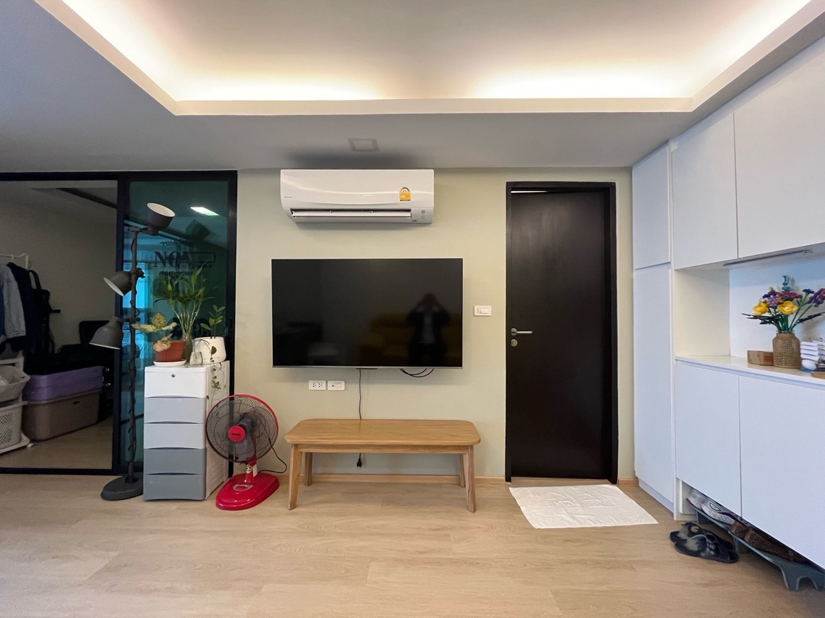 For RentCondoLadprao101, Happy Land, The Mall Bang Kapi : Luxury condo for rent on Lat Phrao Road, near the BTS, 2 bedrooms, 50 square meters, never rented to anyone.