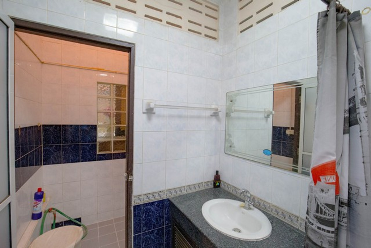 For RentTownhomePattanakan, Srinakarin : HR3284 Warathorn Ville Phatthanakan 44, 4-story house for rent, lots of space, convenient parking, near the expressway and Triam Udom Phatthanakan.