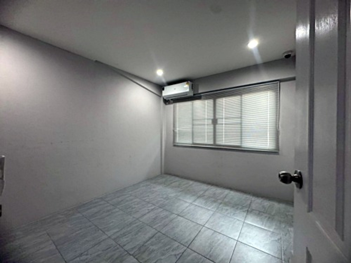 For RentTownhomeSamut Prakan,Samrong : Townhouse for rent, Soi Sukhumvit 72, prime location! Near BTS Bearing, only 450 meters! (N.2022)
