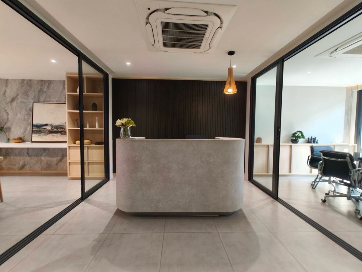 Home OfficeRamkhamhaeng, Hua Mak : For rent/sale, luxury home office, Town in Town, superior design, highest quality, work, live broadcast, edit clips, meeting the office needs of the new generation. With accommodation Parking for up to 6 cars.