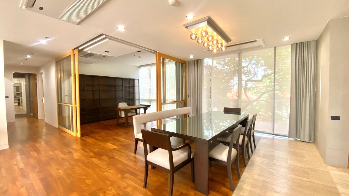 For RentCondoSukhumvit, Asoke, Thonglor : Condo for rent Domus 18, 3 bedrooms, 250 sq m, Sukhumvit-Asoke area, near BTS Asoke.