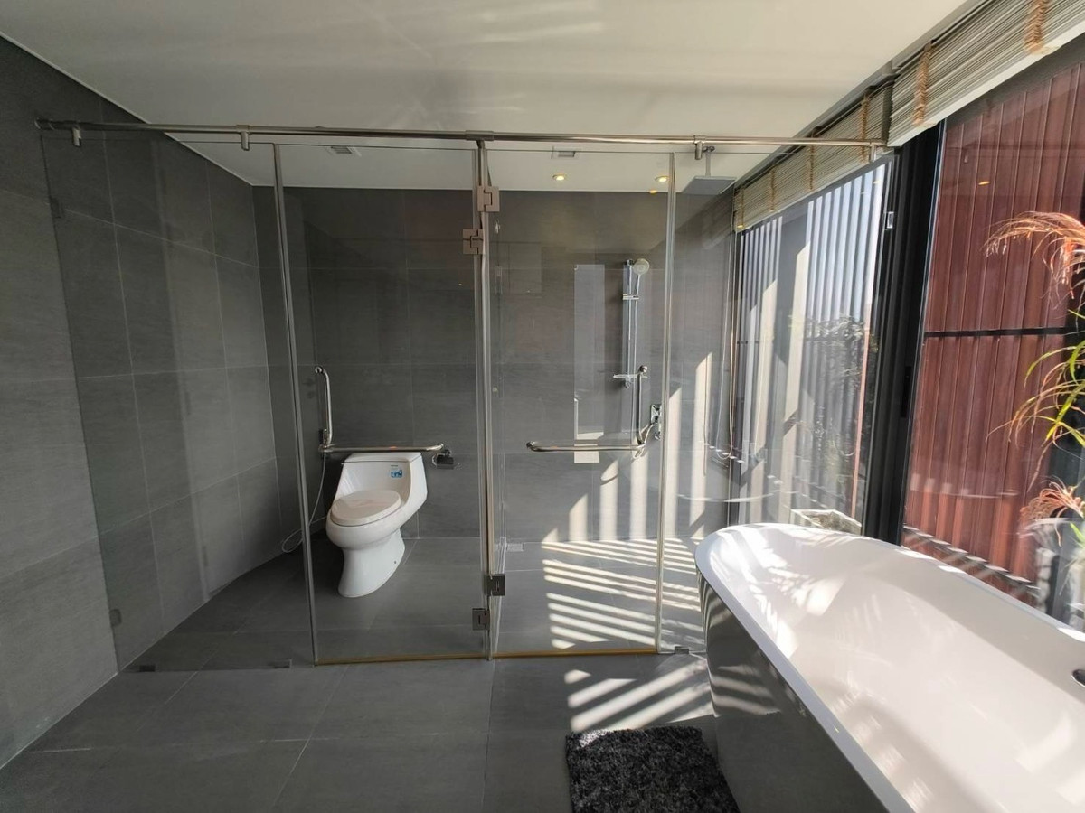 Home OfficeRamkhamhaeng, Hua Mak : For rent/sale, luxury home office, Town in Town, superior design, highest quality, work, live broadcast, edit clips, meeting the office needs of the new generation. With accommodation Parking for up to 6 cars.