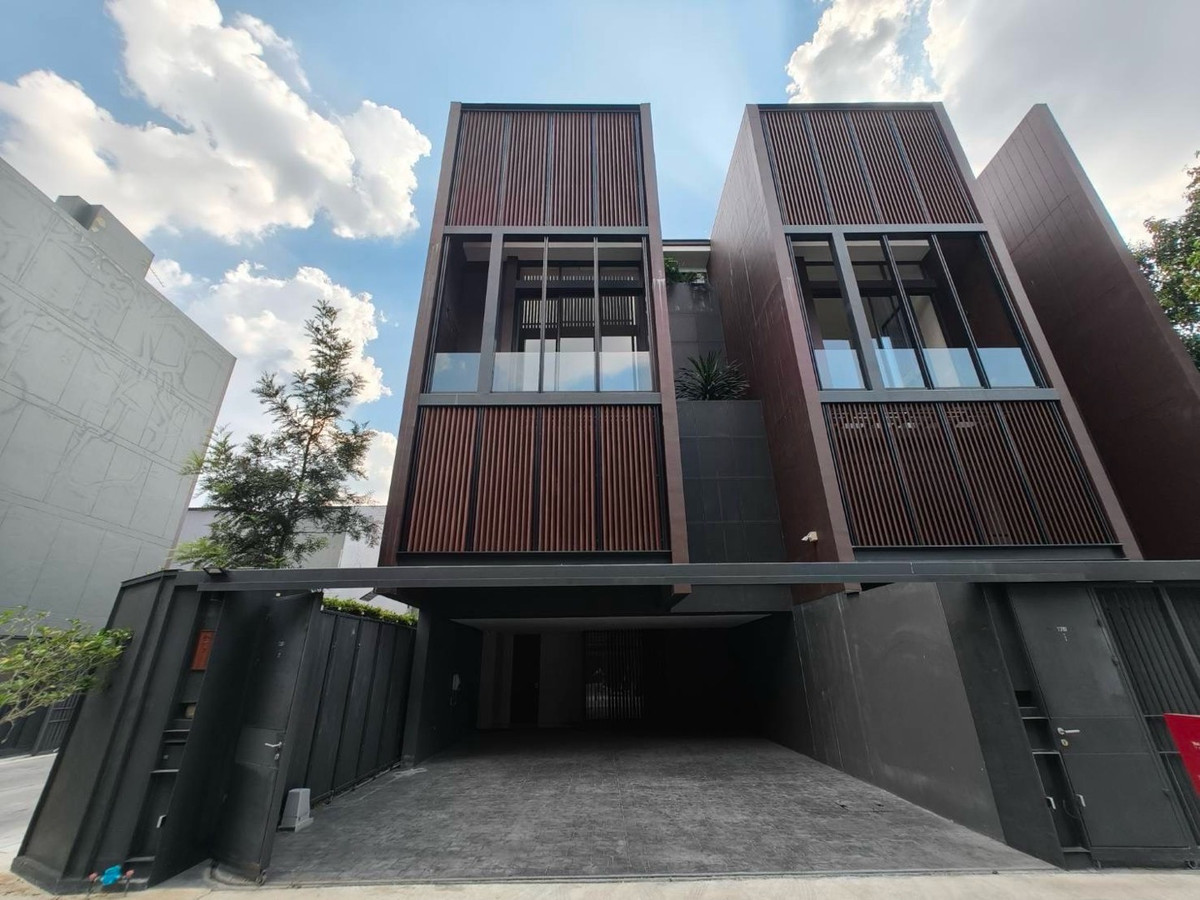 Home OfficeRamkhamhaeng, Hua Mak : For rent/sale, luxury home office, Town in Town, superior design, highest quality, work, live broadcast, edit clips, meeting the office needs of the new generation. With accommodation Parking for up to 6 cars.