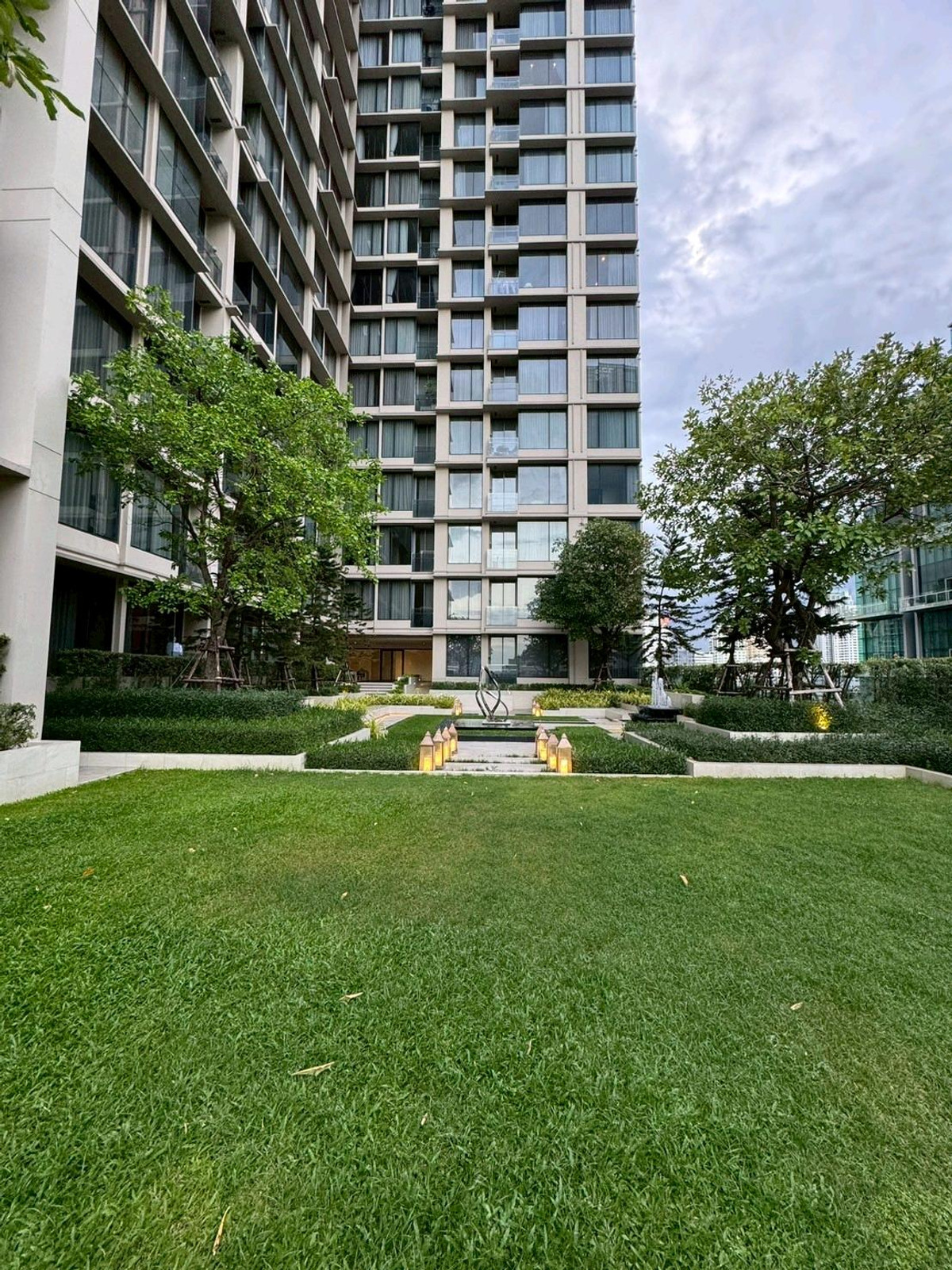 ให้เช่าคอนโดสุขุมวิท อโศก ทองหล่อ : 📌For RENT เช่า | The Esse Asoke - 1BR (52 sqm) Garden Unit 42,000 THB/month