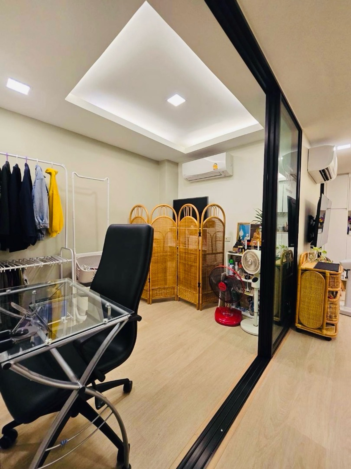 For RentCondoLadprao101, Happy Land, The Mall Bang Kapi : Luxury condo for rent on Lat Phrao Road, near the BTS, 2 bedrooms, 50 square meters, never rented to anyone.