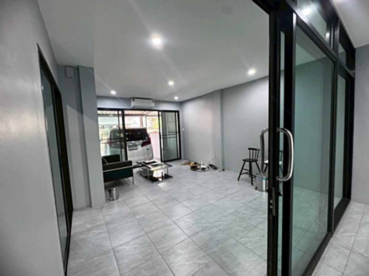 For RentTownhomeSamut Prakan,Samrong : Townhouse for rent, Soi Sukhumvit 72, prime location! Near BTS Bearing, only 450 meters! (N.2022)