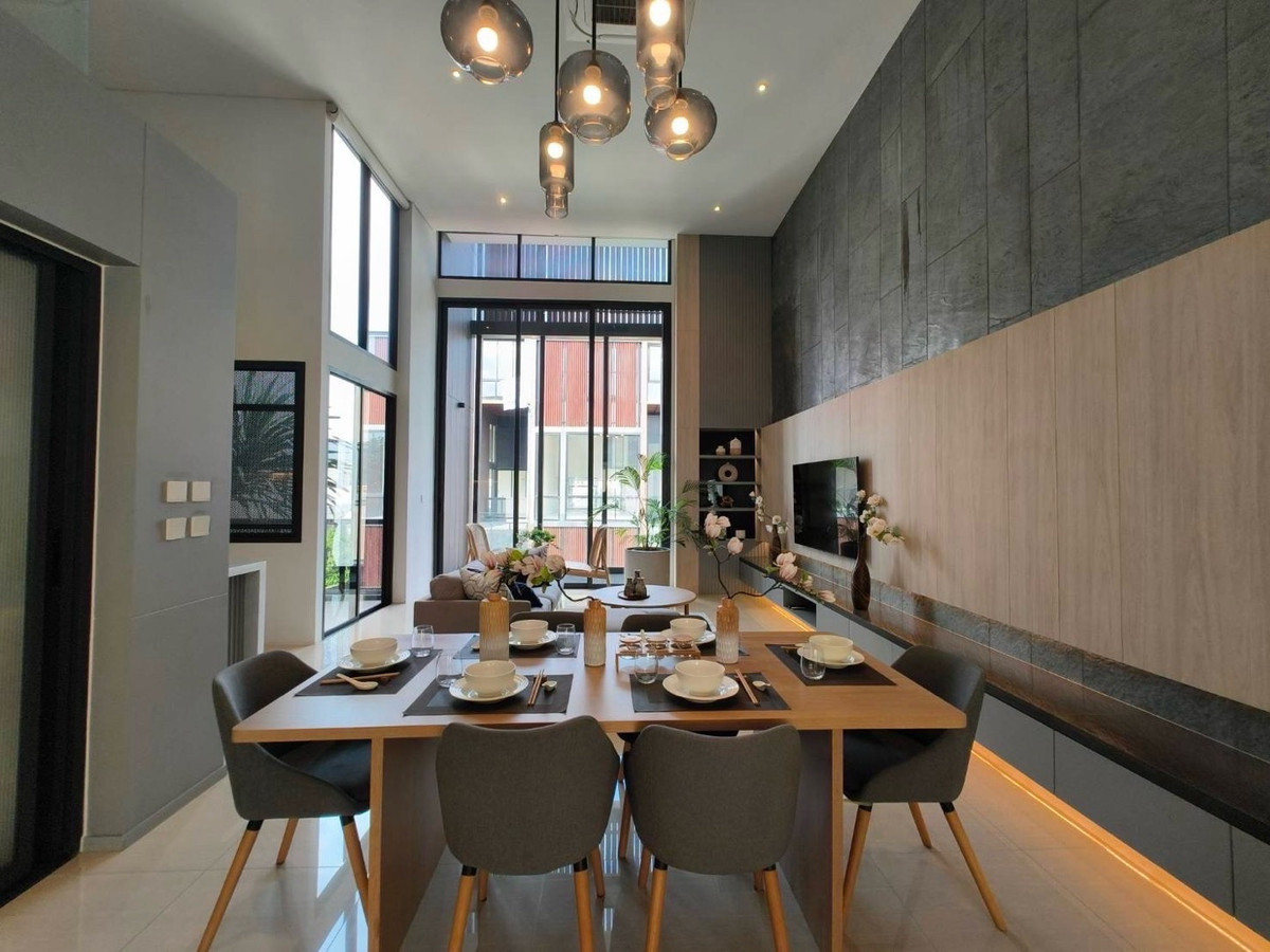 Home OfficeRamkhamhaeng, Hua Mak : For rent/sale, luxury home office, Town in Town, superior design, highest quality, work, live broadcast, edit clips, meeting the office needs of the new generation. With accommodation Parking for up to 6 cars.