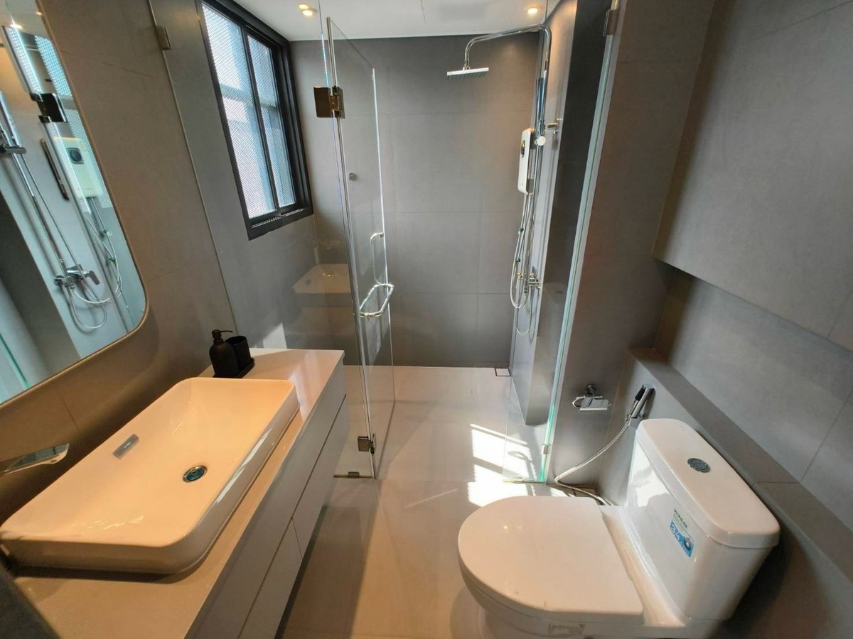 Home OfficeRamkhamhaeng, Hua Mak : For rent/sale, luxury home office, Town in Town, superior design, highest quality, work, live broadcast, edit clips, meeting the office needs of the new generation. With accommodation Parking for up to 6 cars.