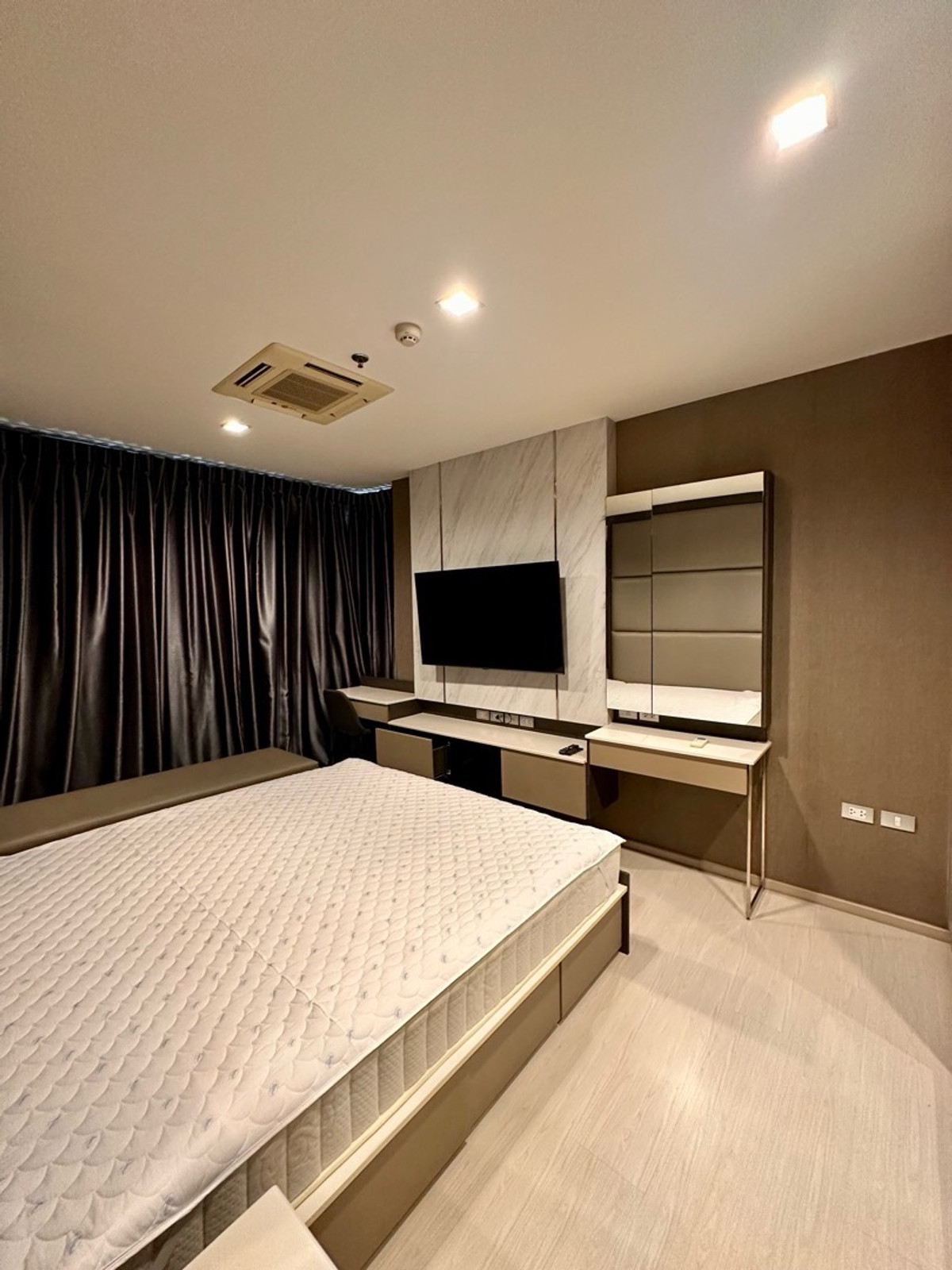 For SaleCondoSukhumvit, Asoke, Thonglor : Built-in, fully decorated, ready to move in. Not hot in the afternoon sun, beautiful view, 149,000 per sq m.