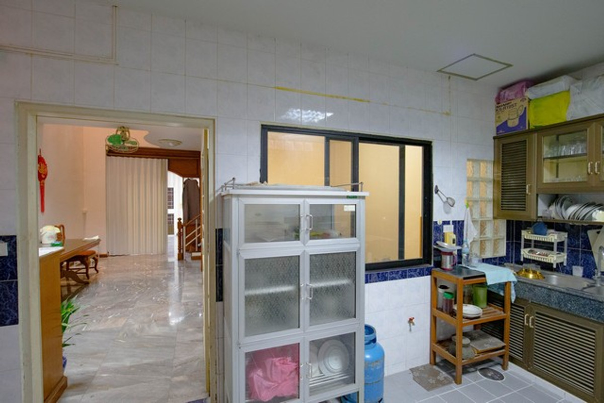 For RentTownhomePattanakan, Srinakarin : HR3284 Warathorn Ville Phatthanakan 44, 4-story house for rent, lots of space, convenient parking, near the expressway and Triam Udom Phatthanakan.