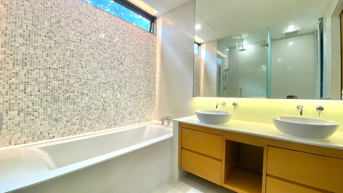 For RentCondoSukhumvit, Asoke, Thonglor : Condo for rent Domus 18, 3 bedrooms, 250 sq m, Sukhumvit-Asoke area, near BTS Asoke.