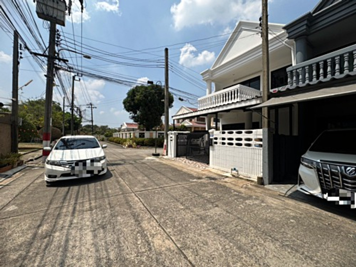 For RentTownhomeSamut Prakan,Samrong : Townhouse for rent, Soi Sukhumvit 72, prime location! Near BTS Bearing, only 450 meters! (N.2022)