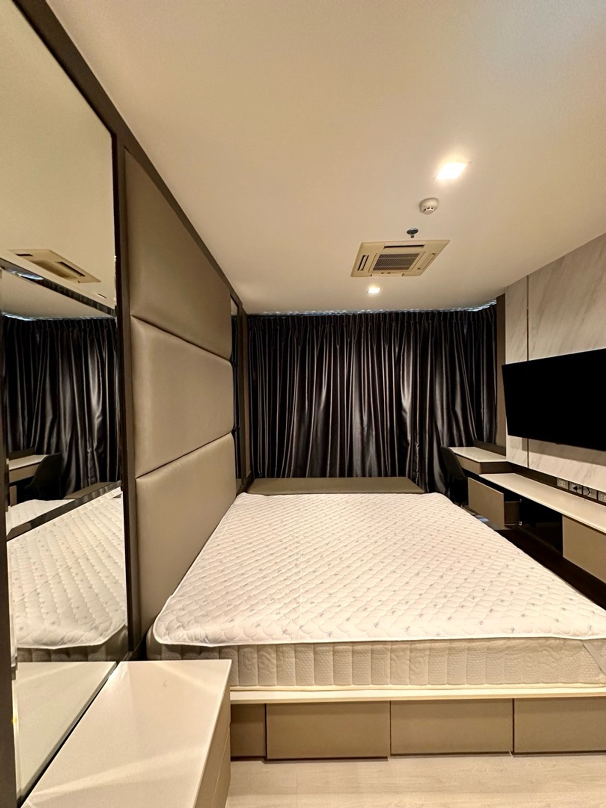 For SaleCondoSukhumvit, Asoke, Thonglor : Built-in, fully decorated, ready to move in. Not hot in the afternoon sun, beautiful view, 149,000 per sq m.