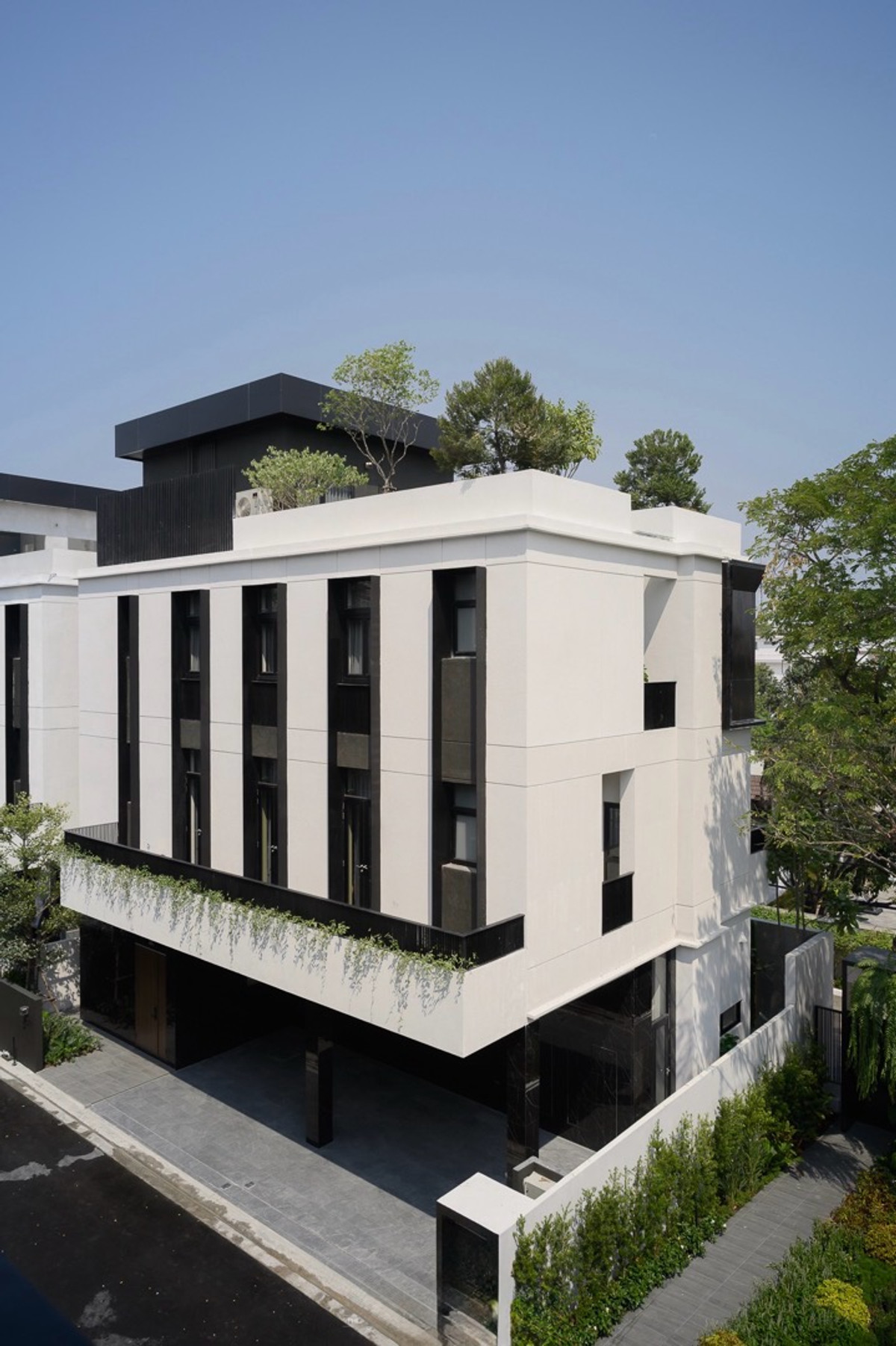 For SaleHouseRamkhamhaeng, Hua Mak : Brand New Luxury House for Sale Arna Rama 9 with lift and private pool 4 Bedrooms Large Living Space 611 sq.m Near Future MRT Ramkhamhaeng 12 Orange Line