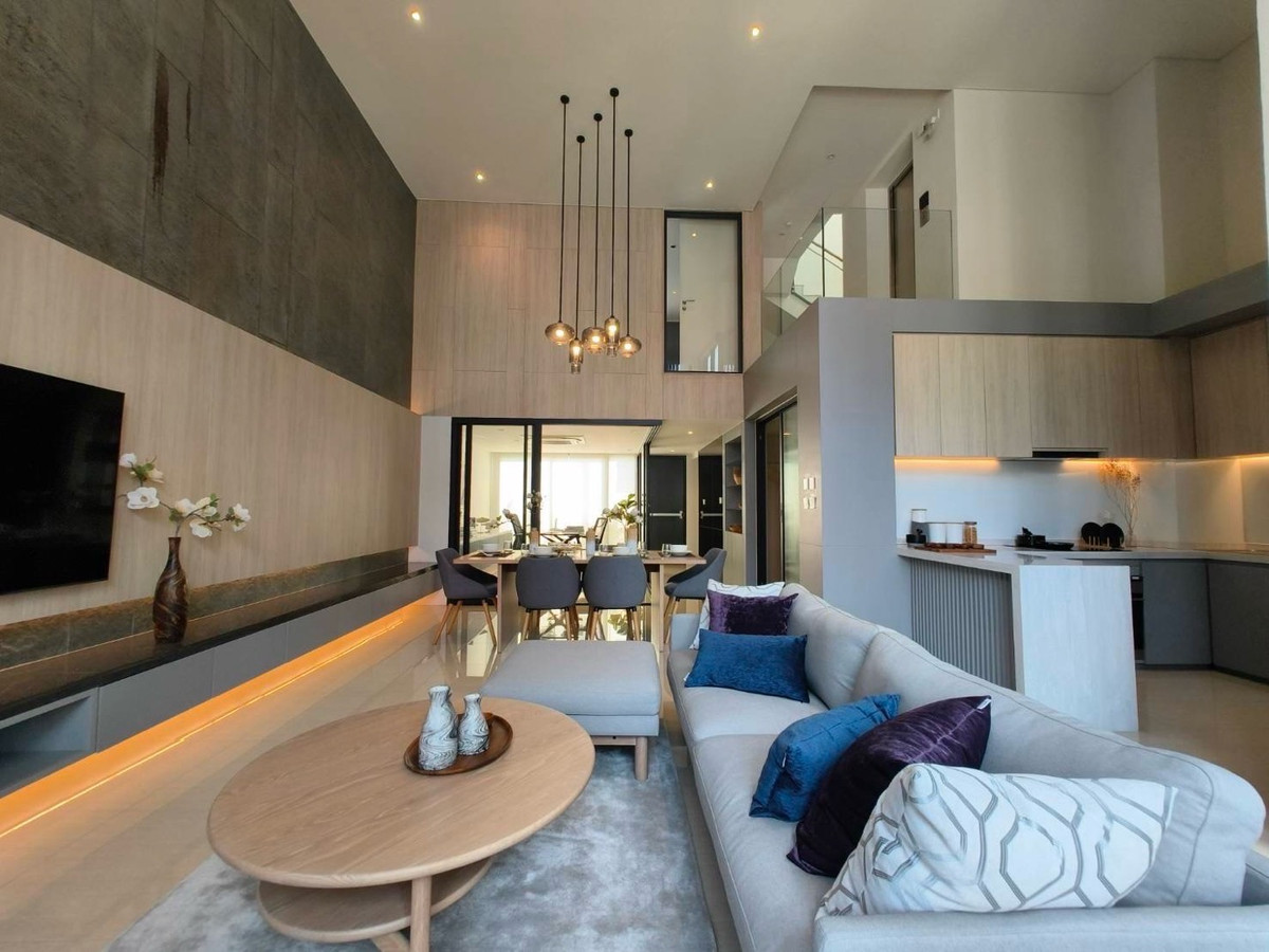 Home OfficeRamkhamhaeng, Hua Mak : For rent/sale, luxury home office, Town in Town, superior design, highest quality, work, live broadcast, edit clips, meeting the office needs of the new generation. With accommodation Parking for up to 6 cars.