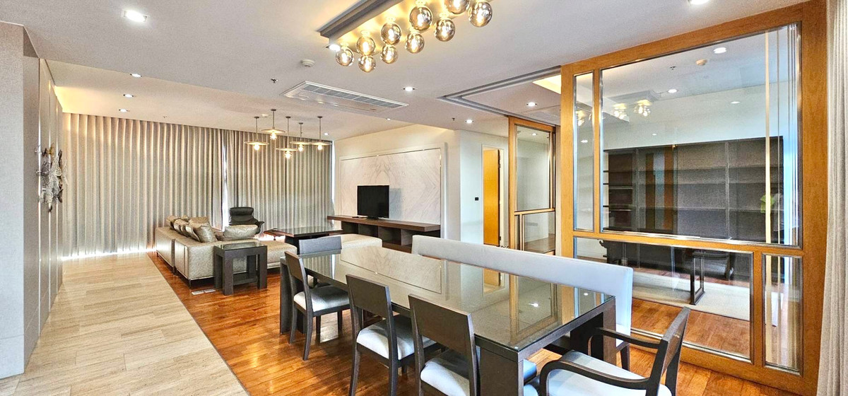 For RentCondoSukhumvit, Asoke, Thonglor : Condo for rent Domus 18, 3 bedrooms, 250 sq m, Sukhumvit-Asoke area, near BTS Asoke.