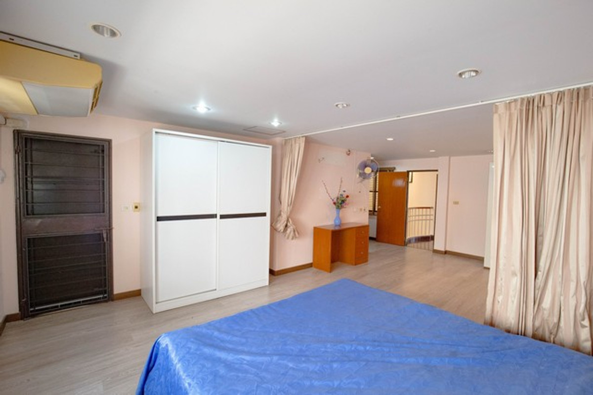 For RentTownhomePattanakan, Srinakarin : HR3284 Warathorn Ville Phatthanakan 44, 4-story house for rent, lots of space, convenient parking, near the expressway and Triam Udom Phatthanakan.