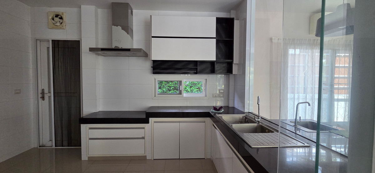 ขายบ้านบางนา แบริ่ง ลาซาล : บ้านเดี่ยวหลังมุม พื้นที่ใหญ่ ใกล้ Mega Bangna เพียง 1 กม. เหมาะกับครอบครัวที่ต้องการบ้านกว้าง ทำเลดี ใกล้โรงเรียนนานาชาติและทางด่วน เดินทางสะดวก