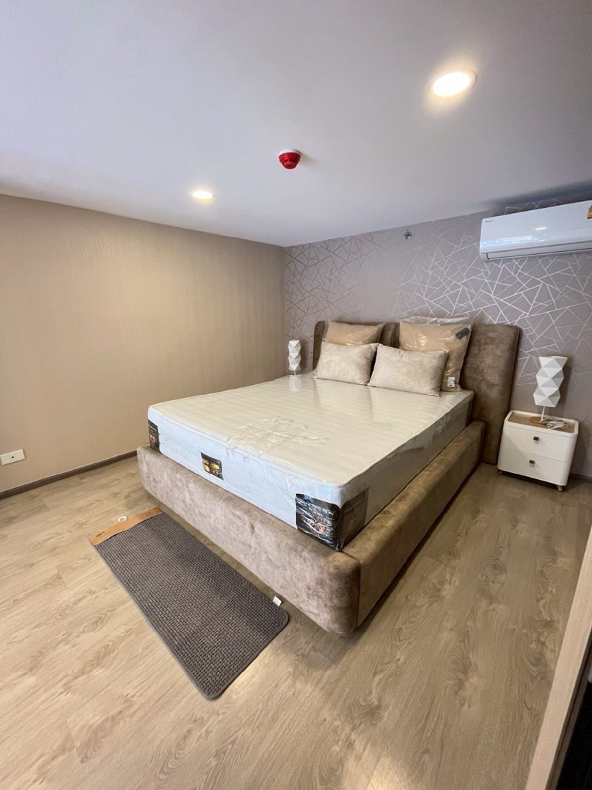 For RentCondoRatchadapisek, Huaikwang, Suttisan : ⭐️SOHO BANGKOK⭐️ Duo Duplex 38sq.m 28k Contact Us🌈