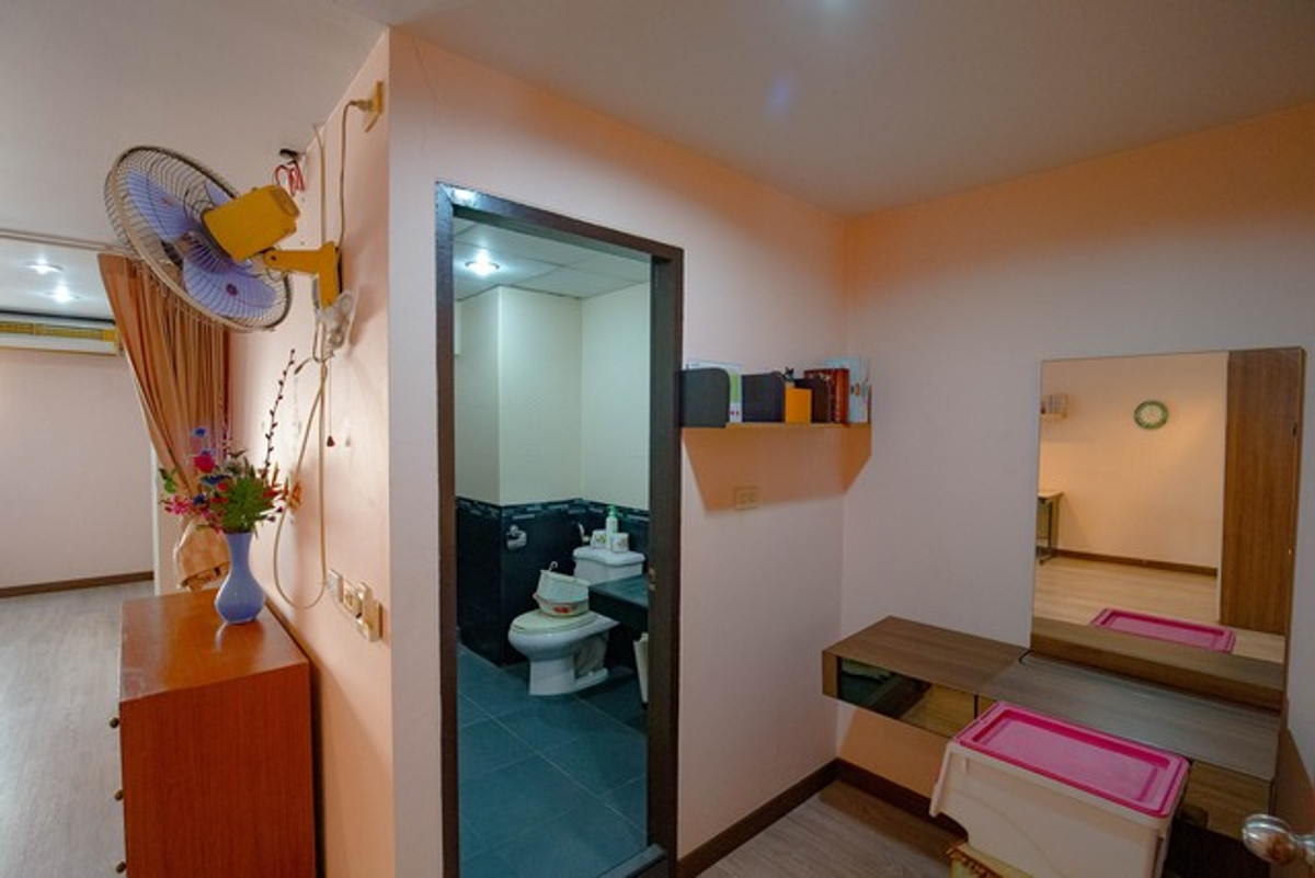 For RentTownhomePattanakan, Srinakarin : HR3284 Warathorn Ville Phatthanakan 44, 4-story house for rent, lots of space, convenient parking, near the expressway and Triam Udom Phatthanakan.